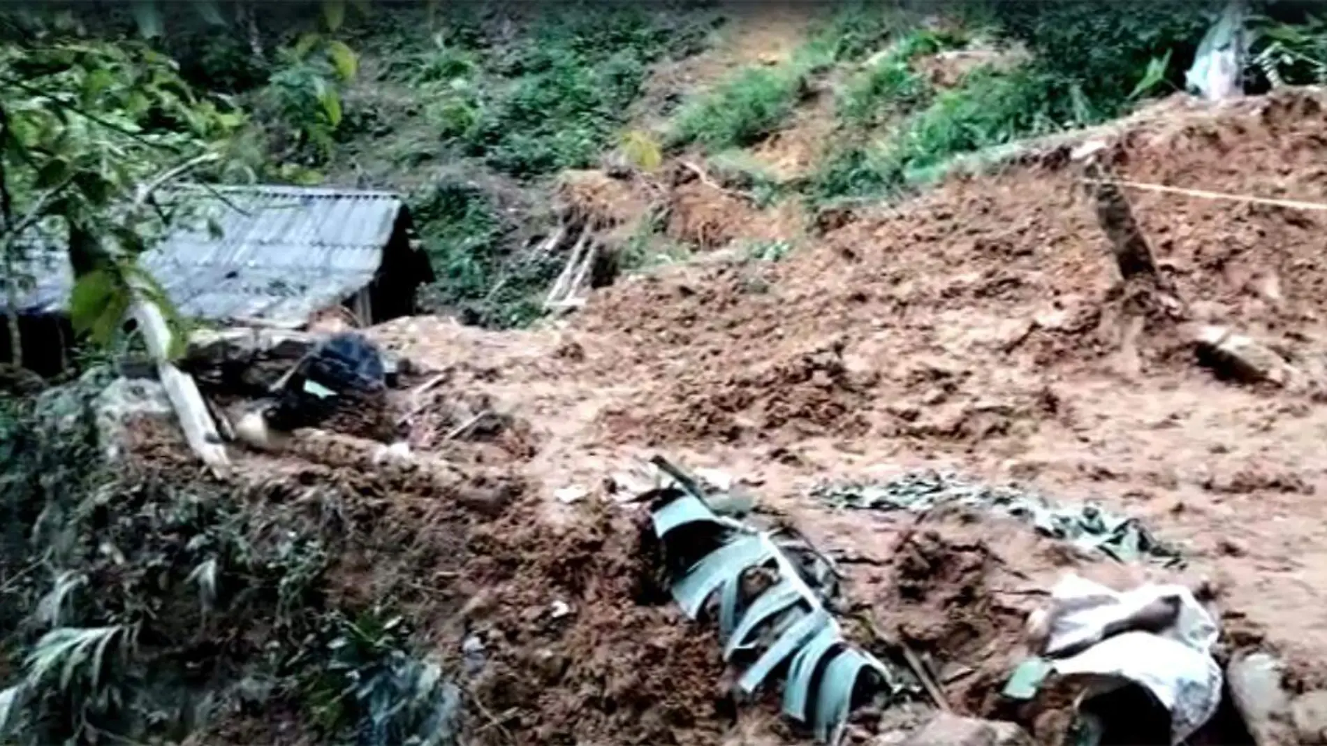 De manera milagrosa un menor de edad logró sobrevivír luego del derrumbe de un cerro que sepultó a dos hermanos 